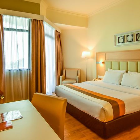 Hotel Sentral Seaview @ ​Beachfront Tanjung Bungah  Esterno foto