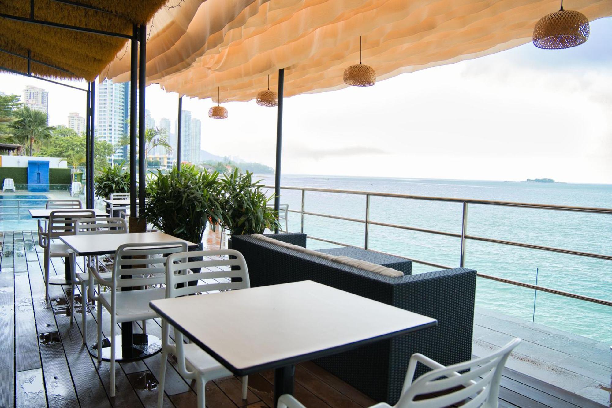 Hotel Sentral Seaview @ ​Beachfront Tanjung Bungah  Esterno foto