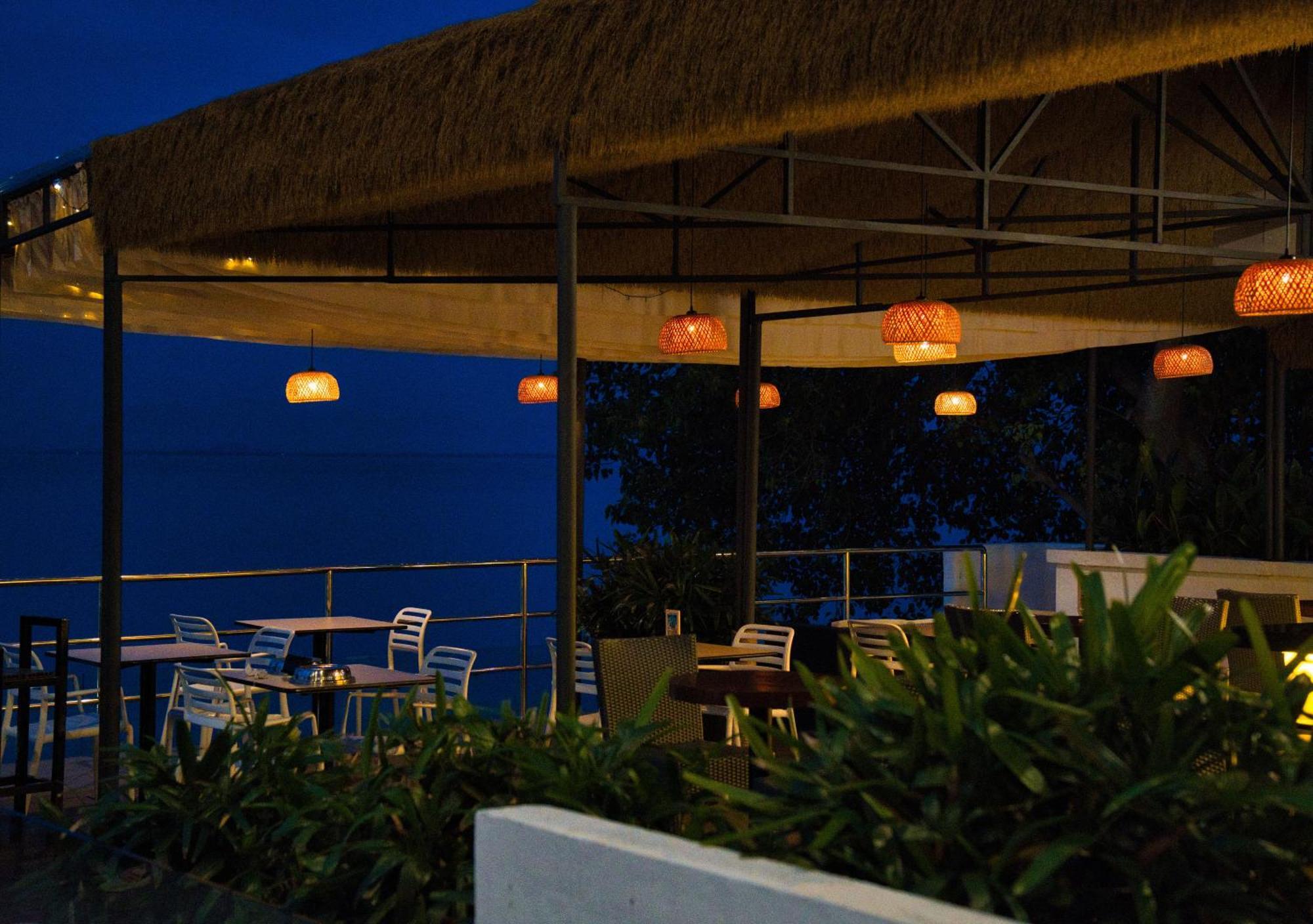 Hotel Sentral Seaview @ ​Beachfront Tanjung Bungah  Esterno foto