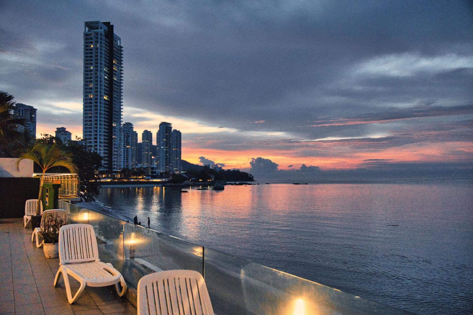 Hotel Sentral Seaview @ ​Beachfront Tanjung Bungah  Esterno foto