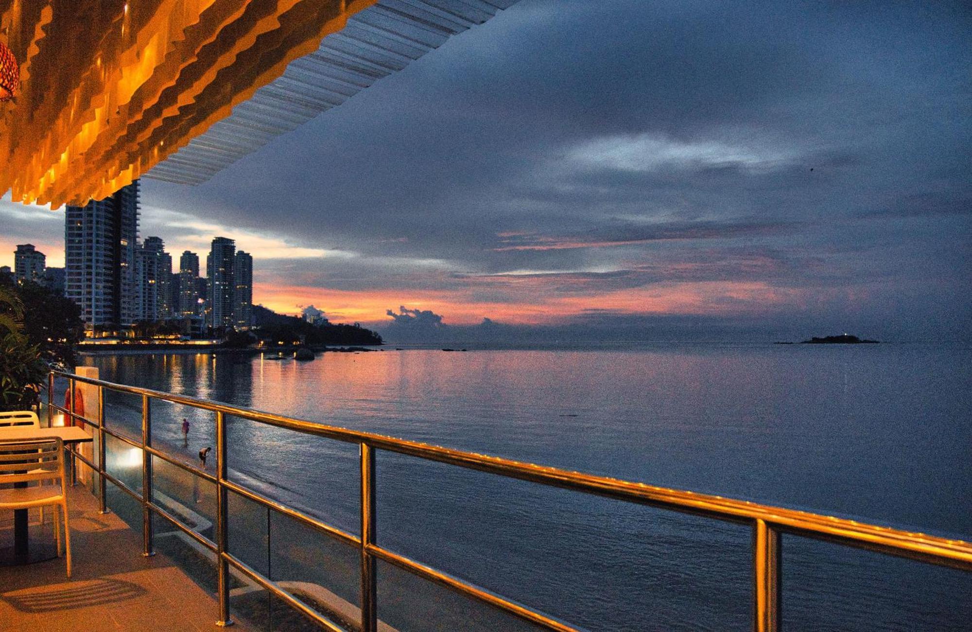 Hotel Sentral Seaview @ ​Beachfront Tanjung Bungah  Esterno foto