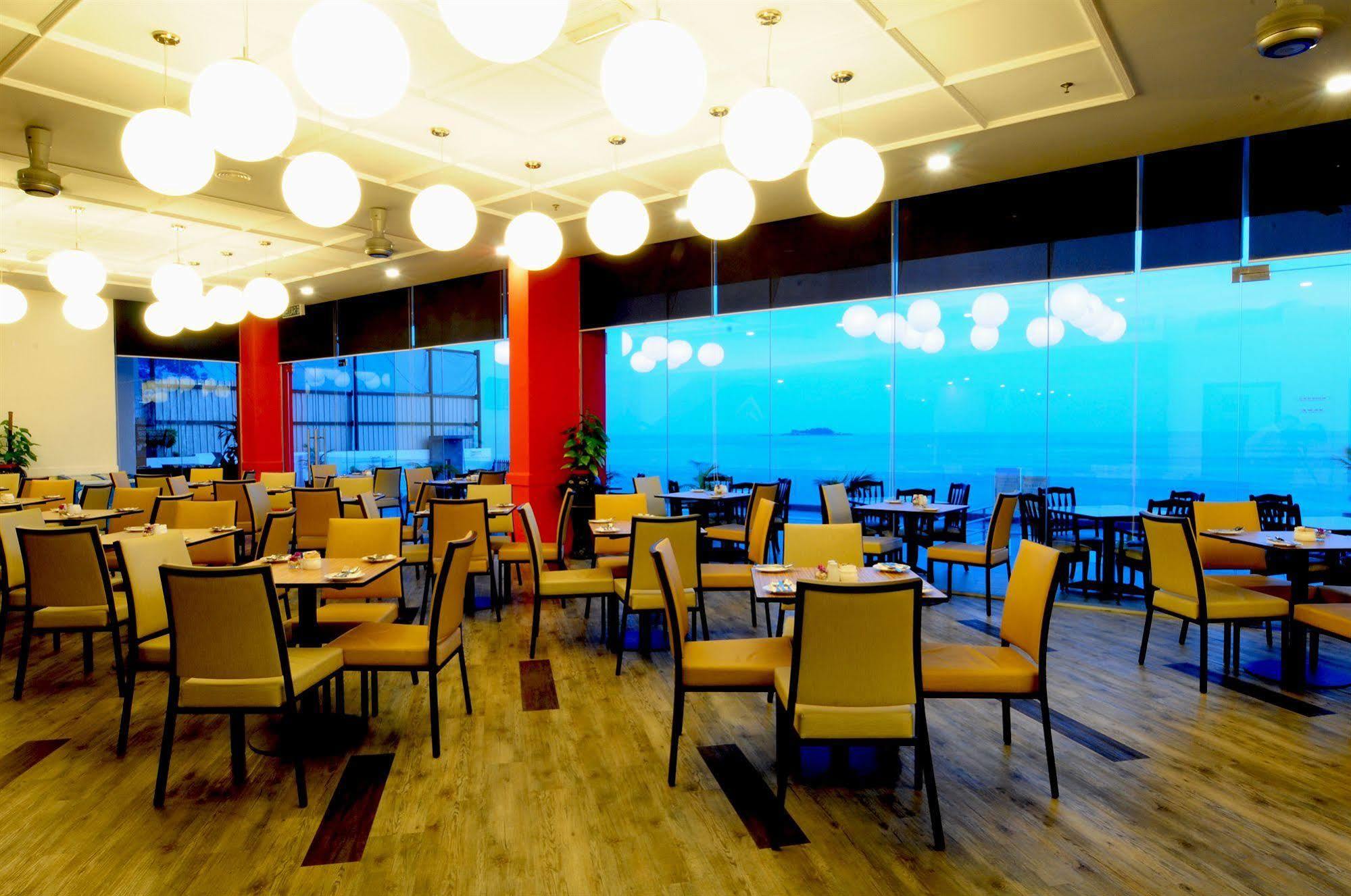 Hotel Sentral Seaview @ ​Beachfront Tanjung Bungah  Esterno foto