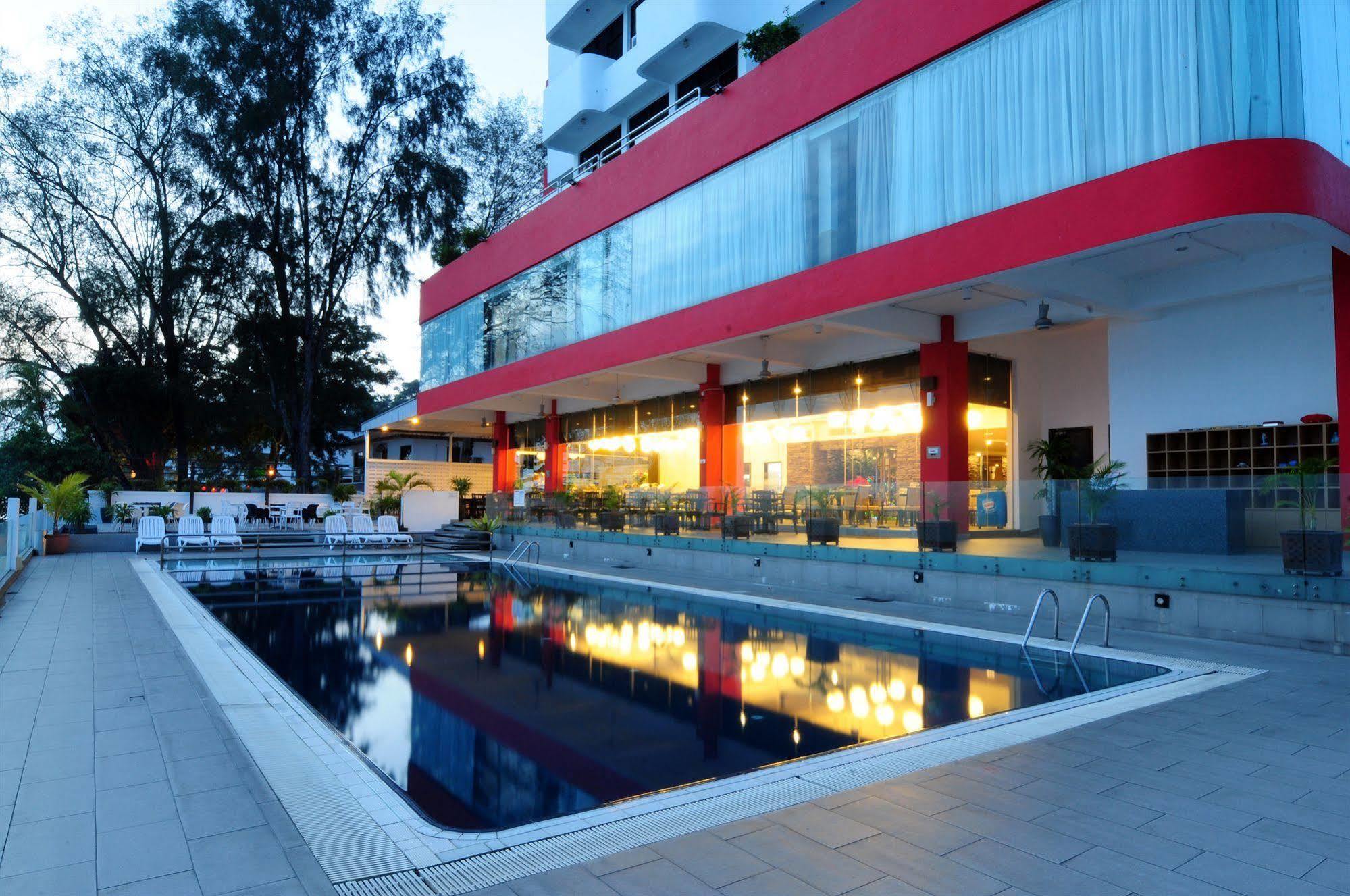 Hotel Sentral Seaview @ ​Beachfront Tanjung Bungah  Esterno foto