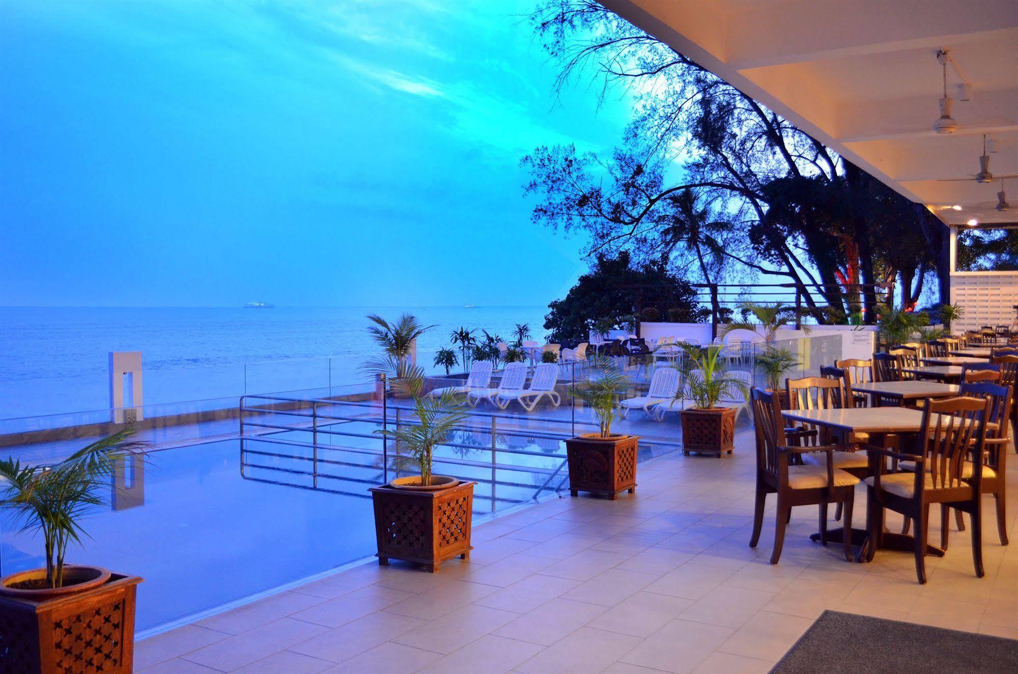 Hotel Sentral Seaview @ ​Beachfront Tanjung Bungah  Esterno foto